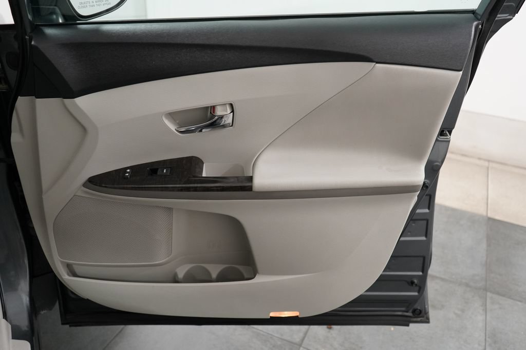 Used 2013 Toyota Venza LE FWD image 24