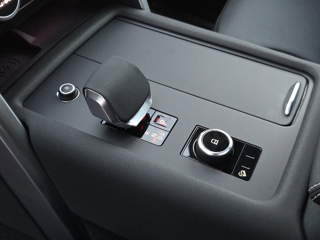 Certified 2024 Land Rover Discovery Dynamic SE image 27