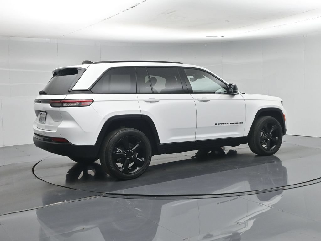 Used 2023 Jeep Grand Cherokee Laredo AWD/4WD image 31