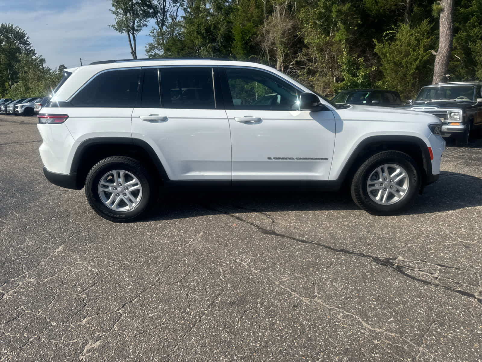 Certified 2023 Jeep Grand Cherokee Laredo image 10
