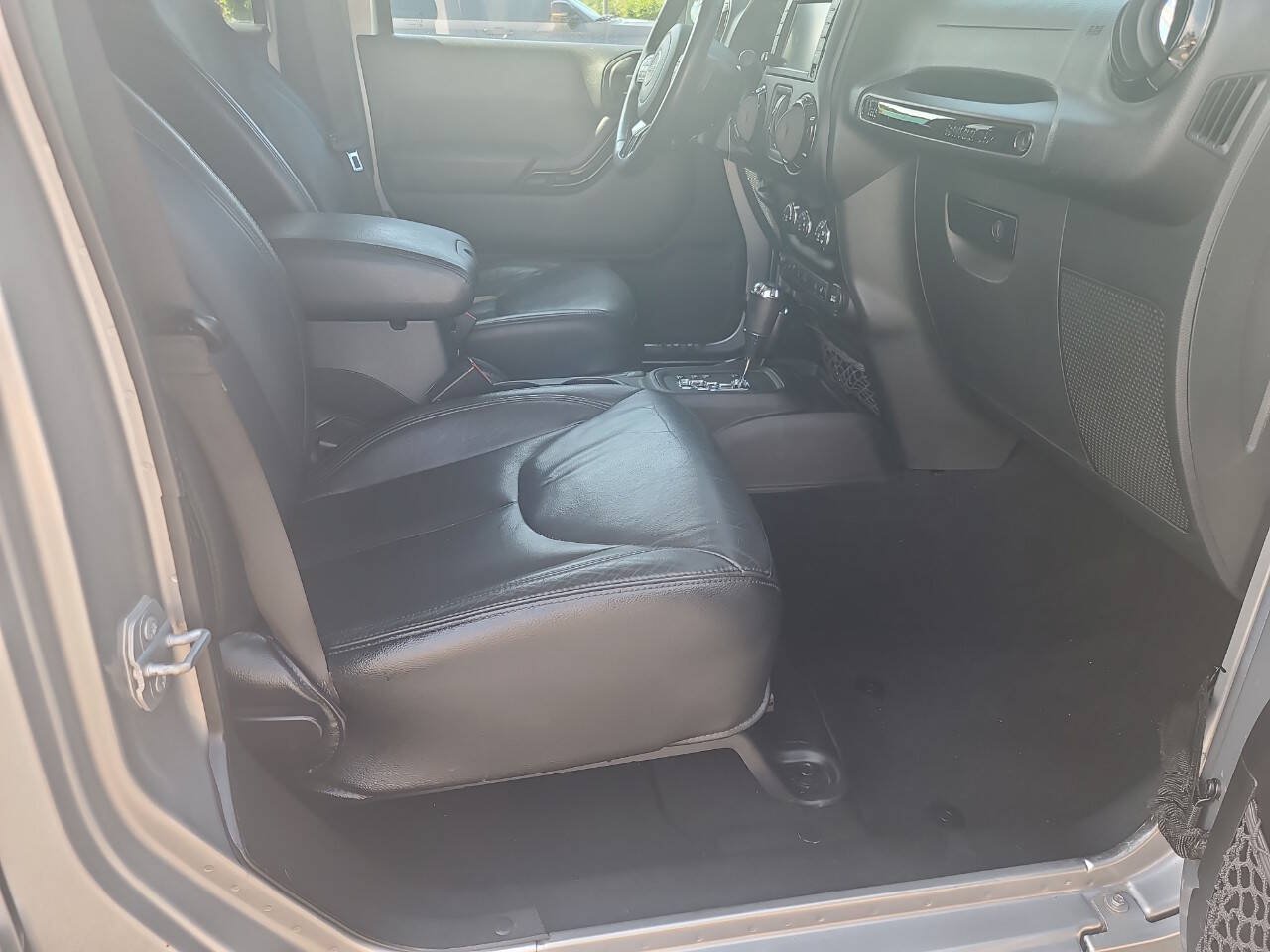 Used 2015 Jeep Wrangler Unlimited Sahara AWD/4WD image 31