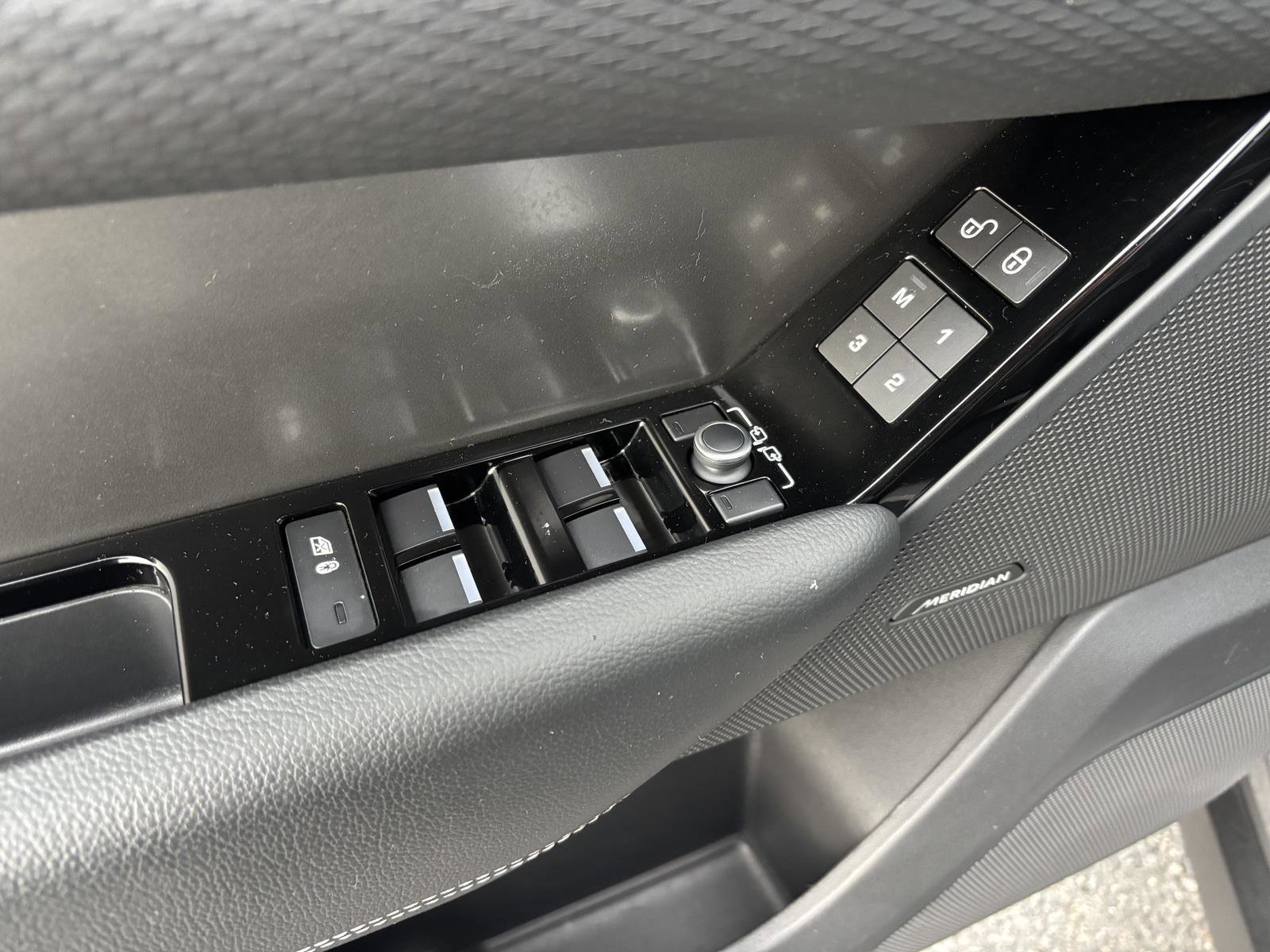 Used 2020 Land Rover Range Rover Velar S image 18