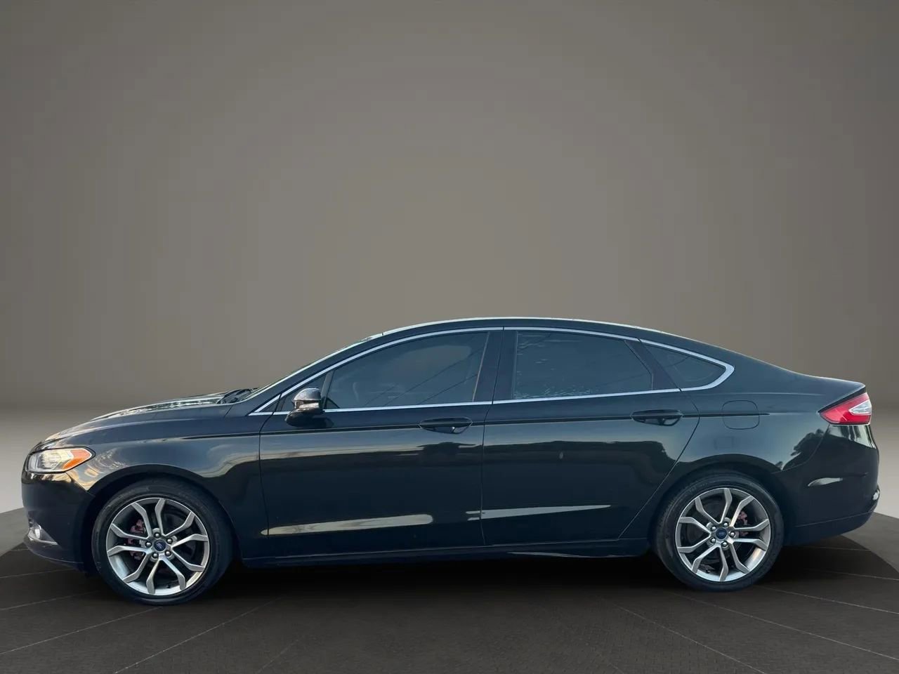 Used 2015 Ford Fusion SE w/ Equipment Group 202A image 4