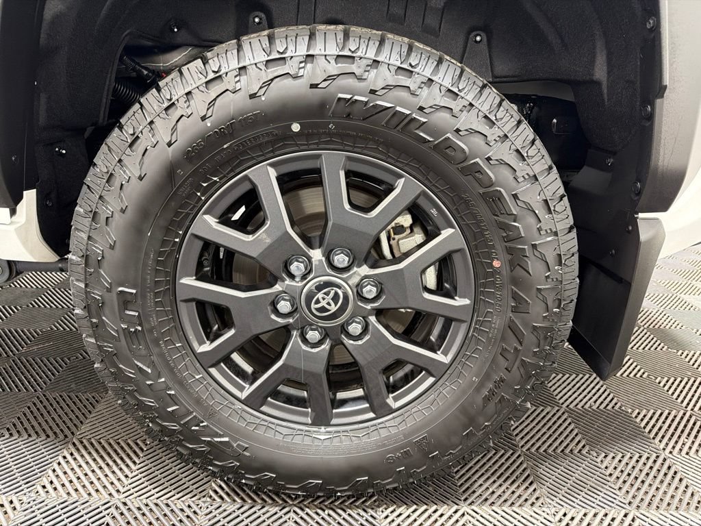Used 2025 Toyota 4Runner SR5 AWD/4WD image 33