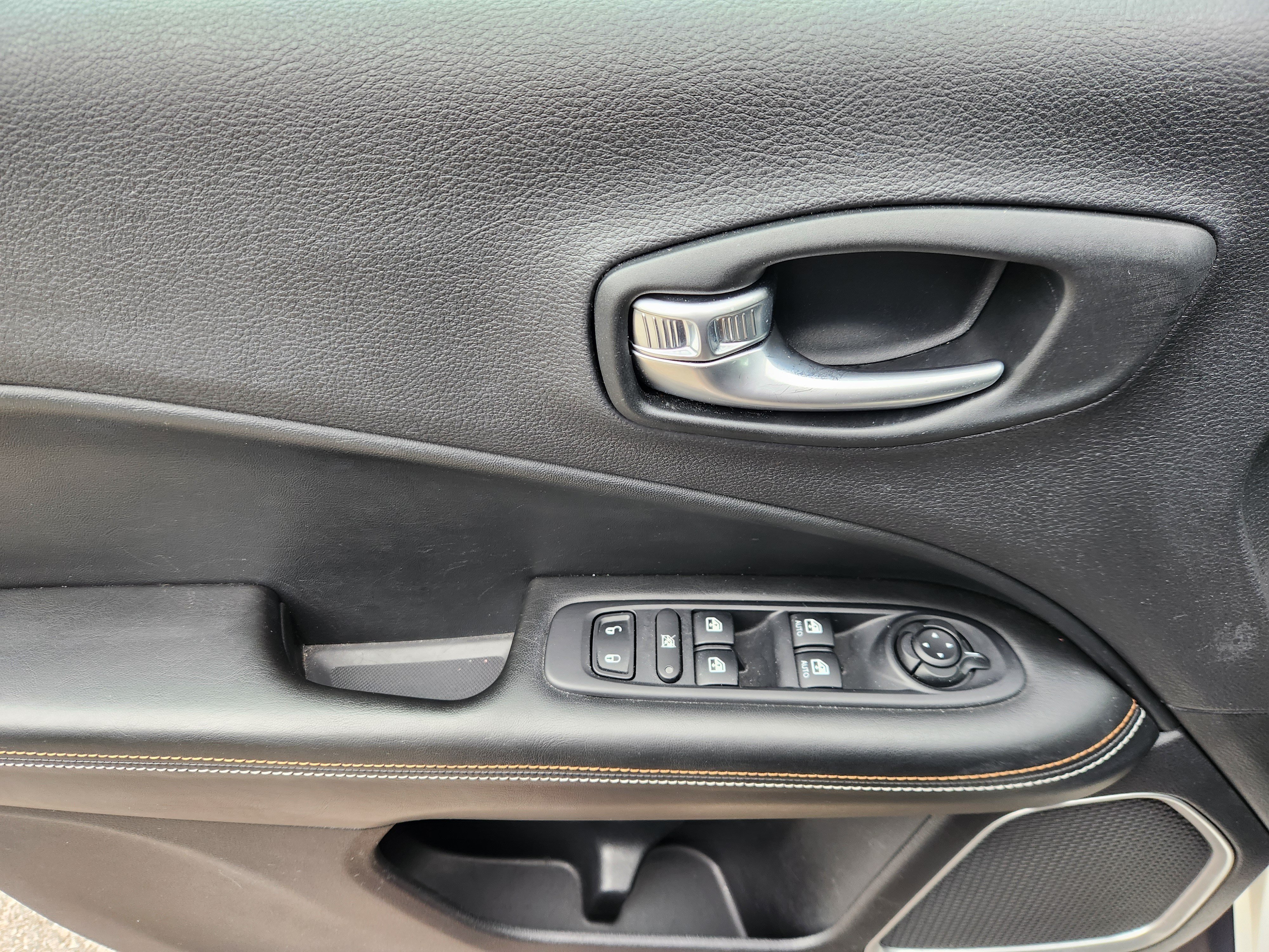 Used 2019 Jeep Compass Latitude AWD/4WD image 16
