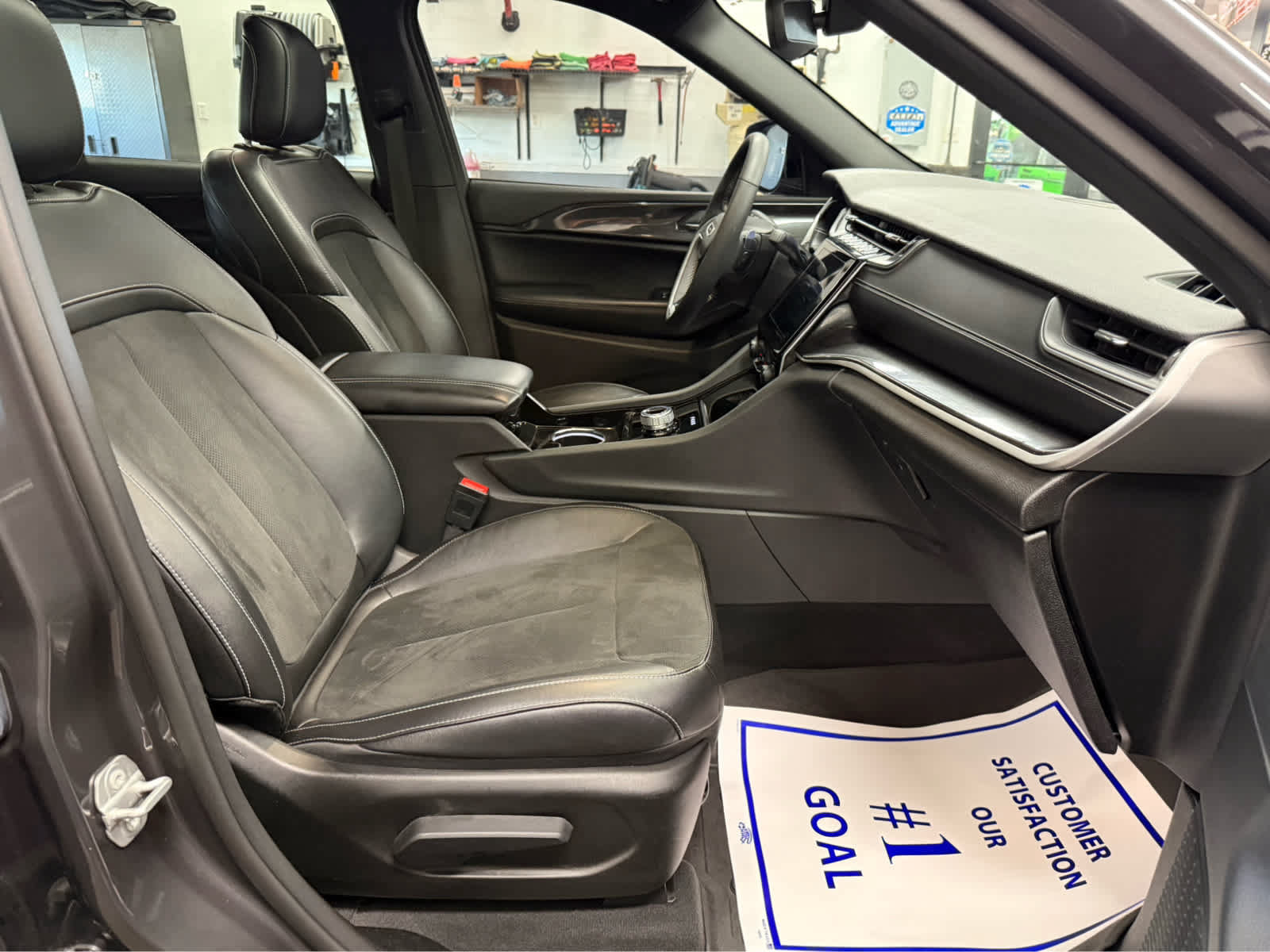 Used 2023 Jeep Grand Cherokee L Laredo AWD/4WD image 32