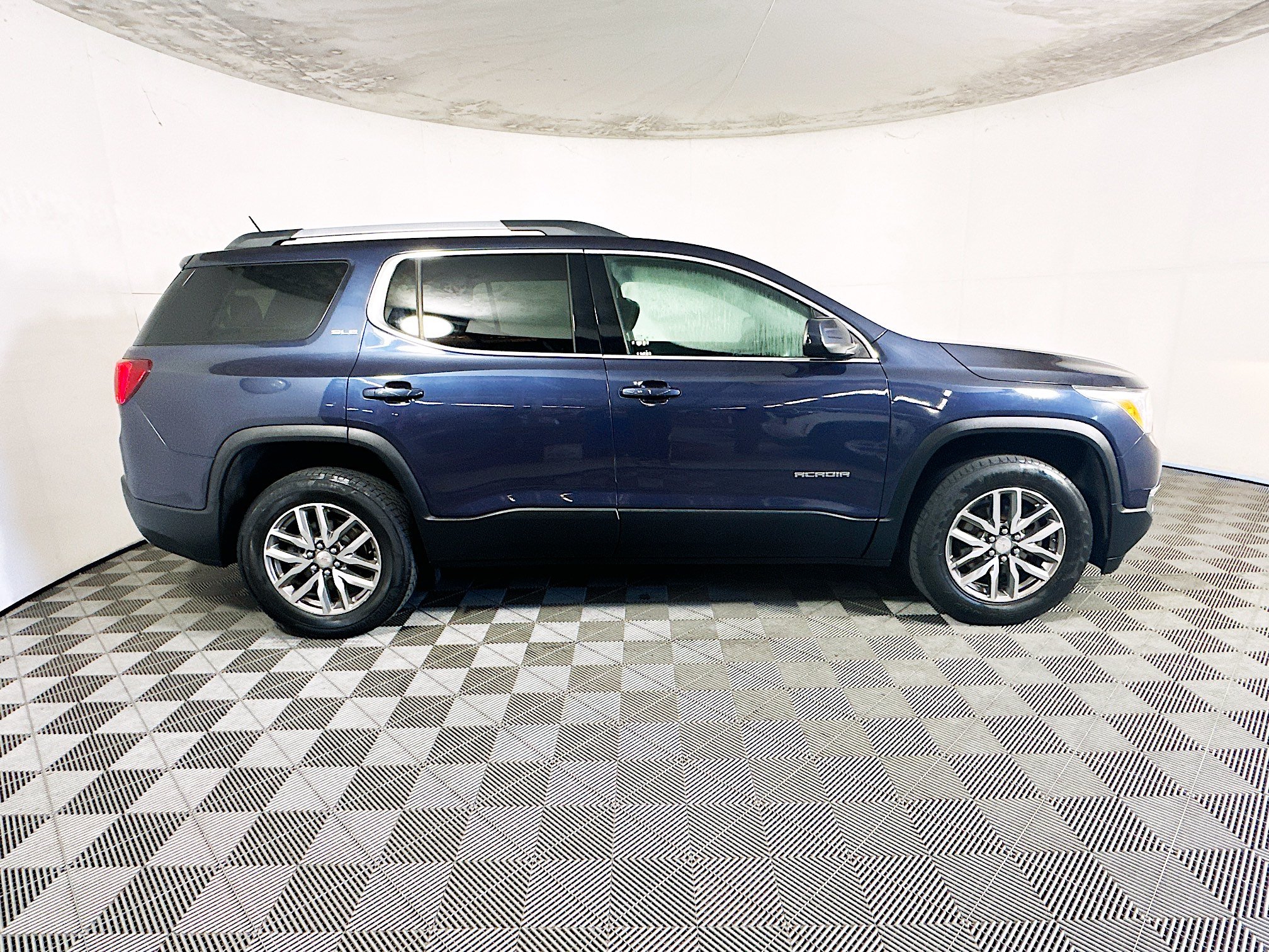 Used 2019 GMC Acadia SLE w/ Driver Alert Package I AWD/4WD image 2