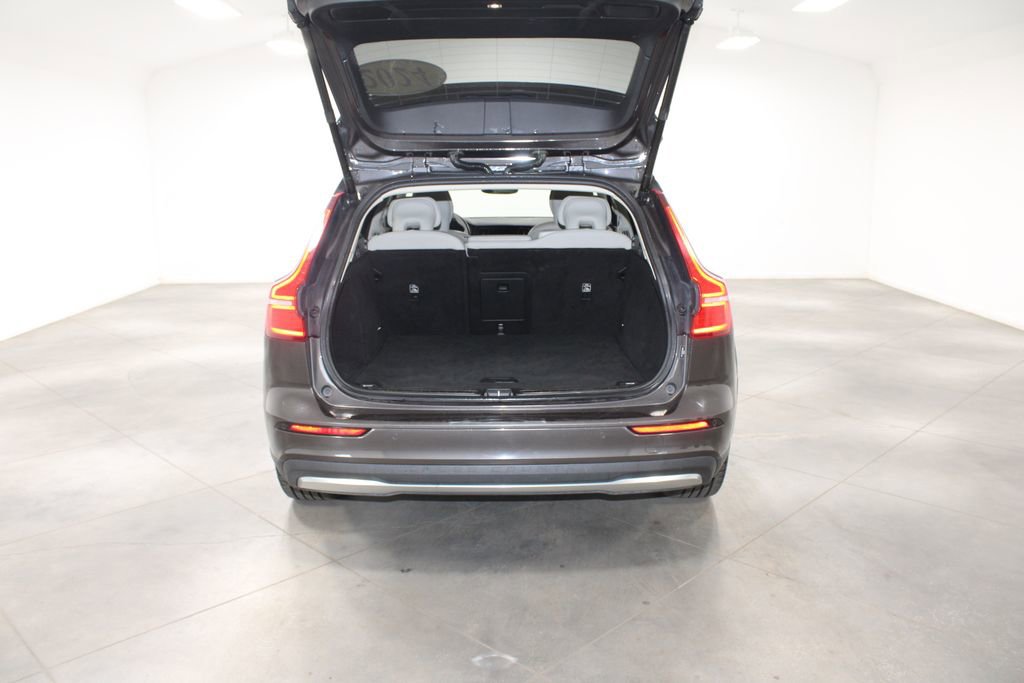 Used 2024 Volvo V60 B5 Cross Country Plus image 14