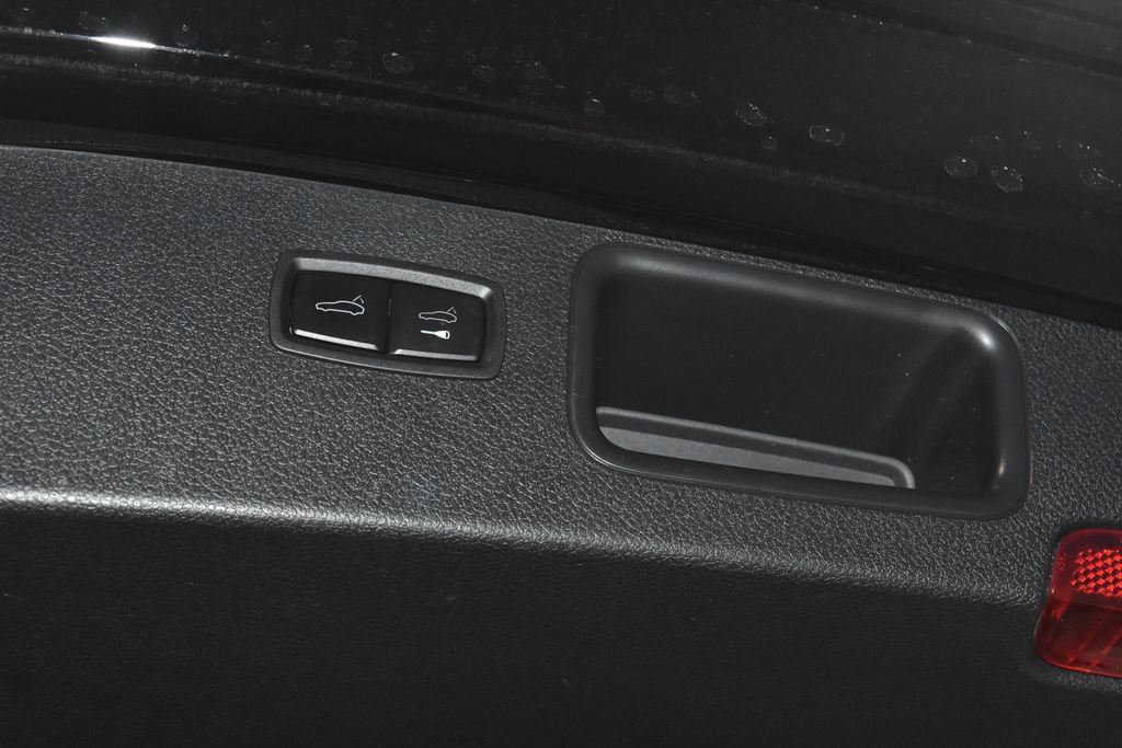 Used 2023 Porsche Macan Turbo image 36