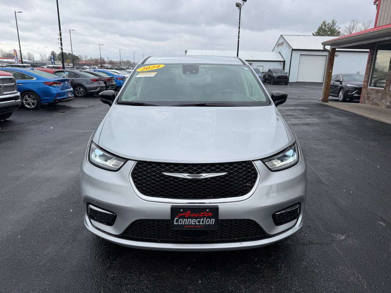 Used 2024 Chrysler Pacifica Touring-L image 10