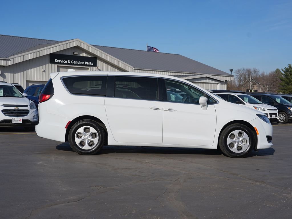 Used 2018 Chrysler Pacifica Touring Plus image 2