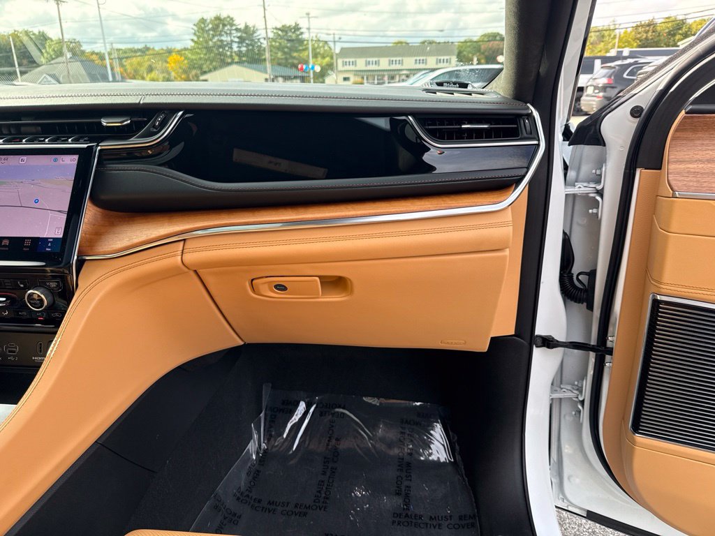Certified 2025 Jeep Grand Cherokee Summit AWD/4WD image 30