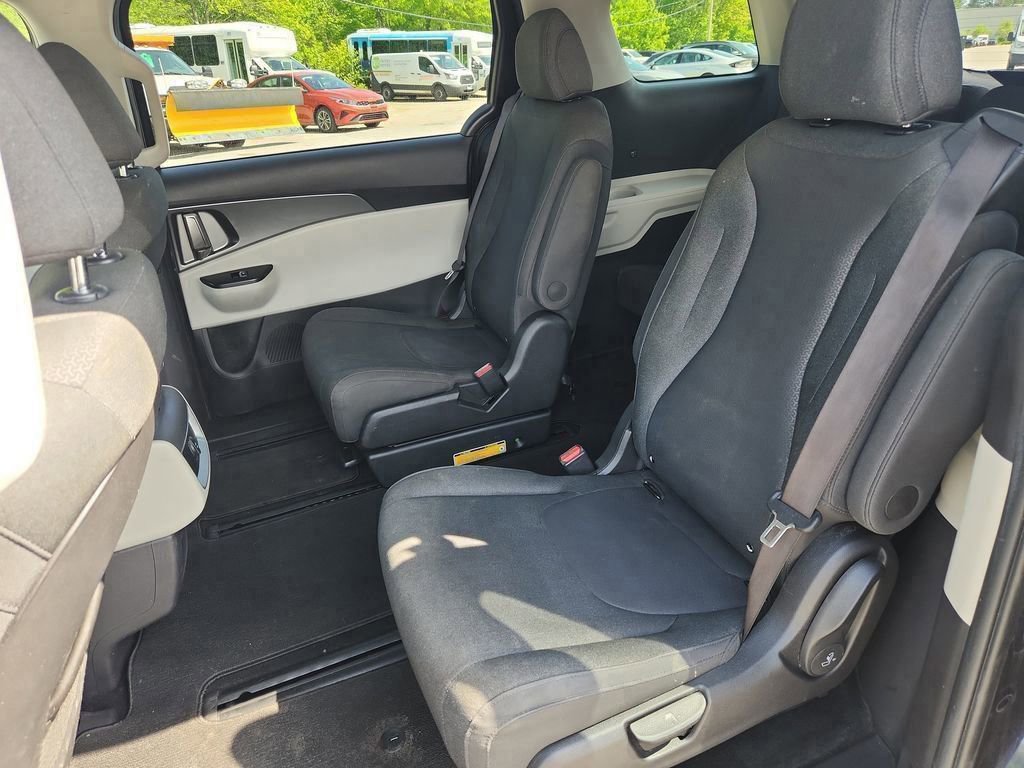 Used 2023 Kia Carnival LX image 10
