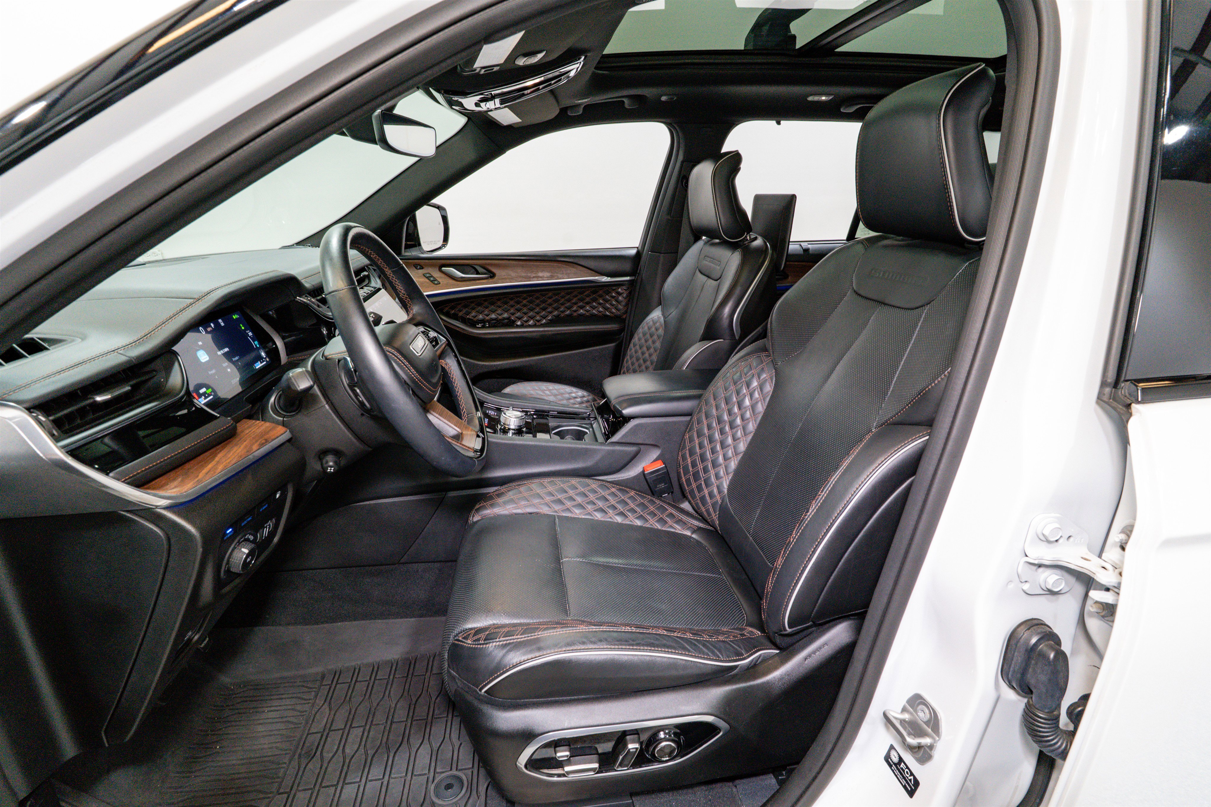 Used 2023 Jeep Grand Cherokee Summit w/ High Altitude Package image 17