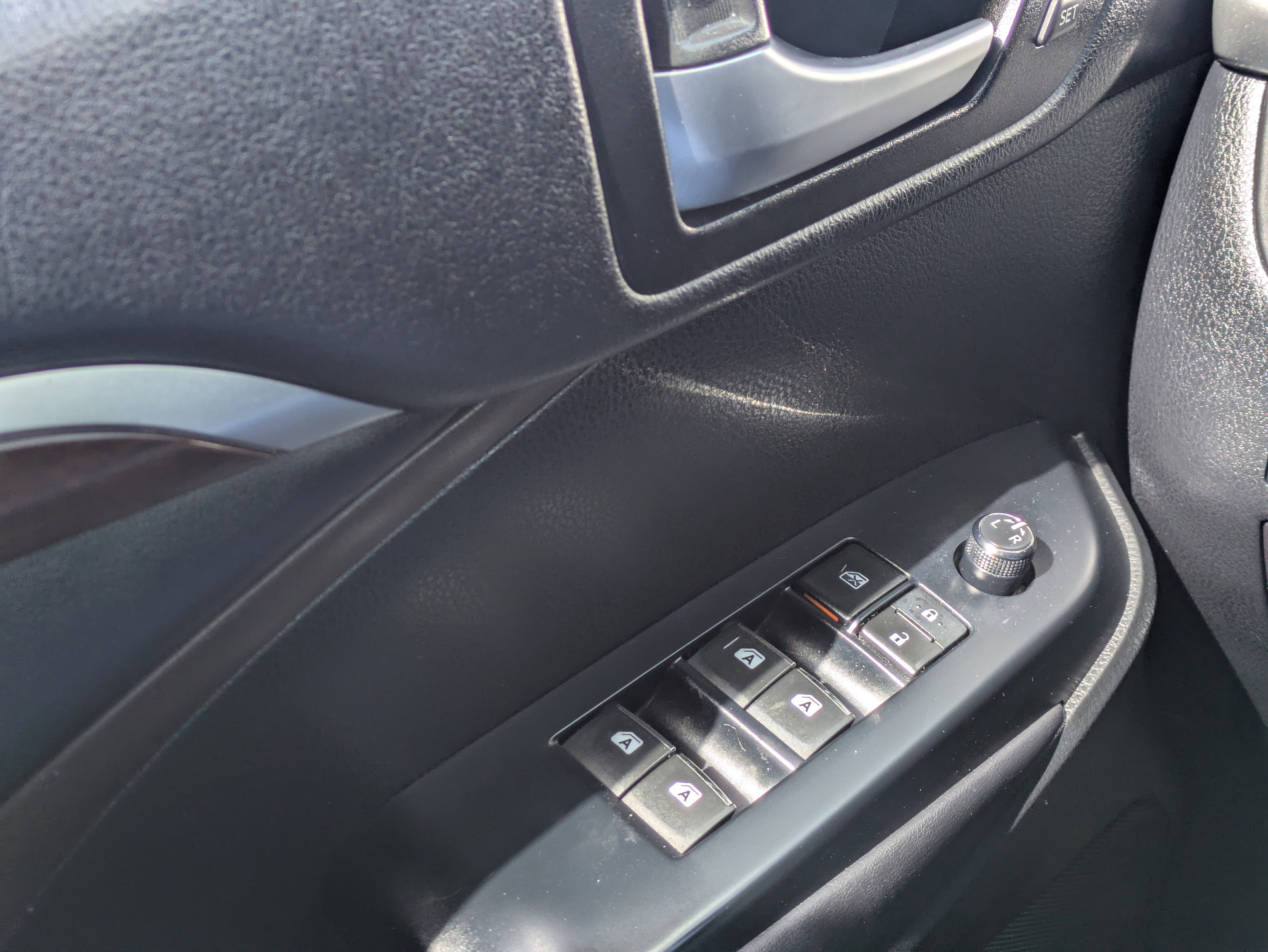 Used 2015 Toyota Highlander Limited w/ Driver Technology Package image 28