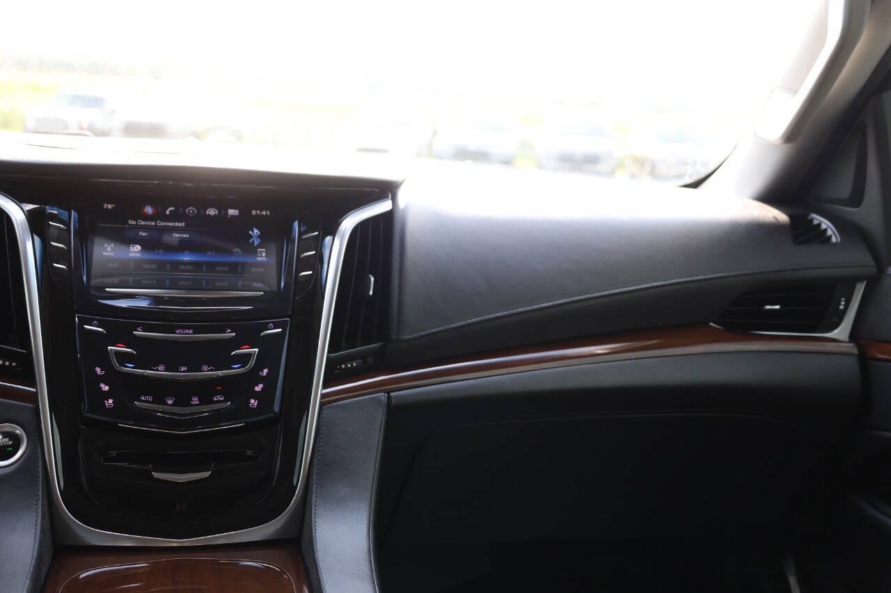 Used 2019 Cadillac Escalade ESV Luxury AWD/4WD image 25