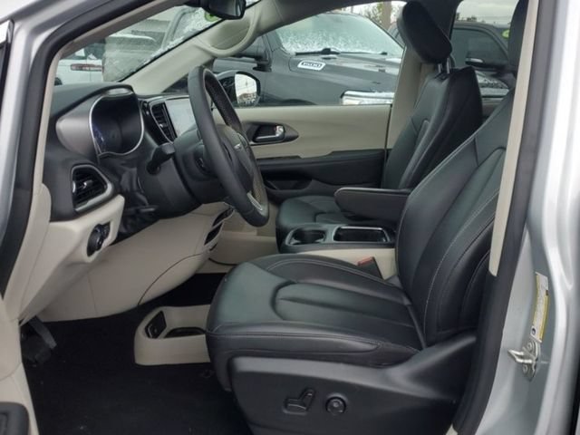 Used 2024 Chrysler Pacifica Touring-L FWD image 5
