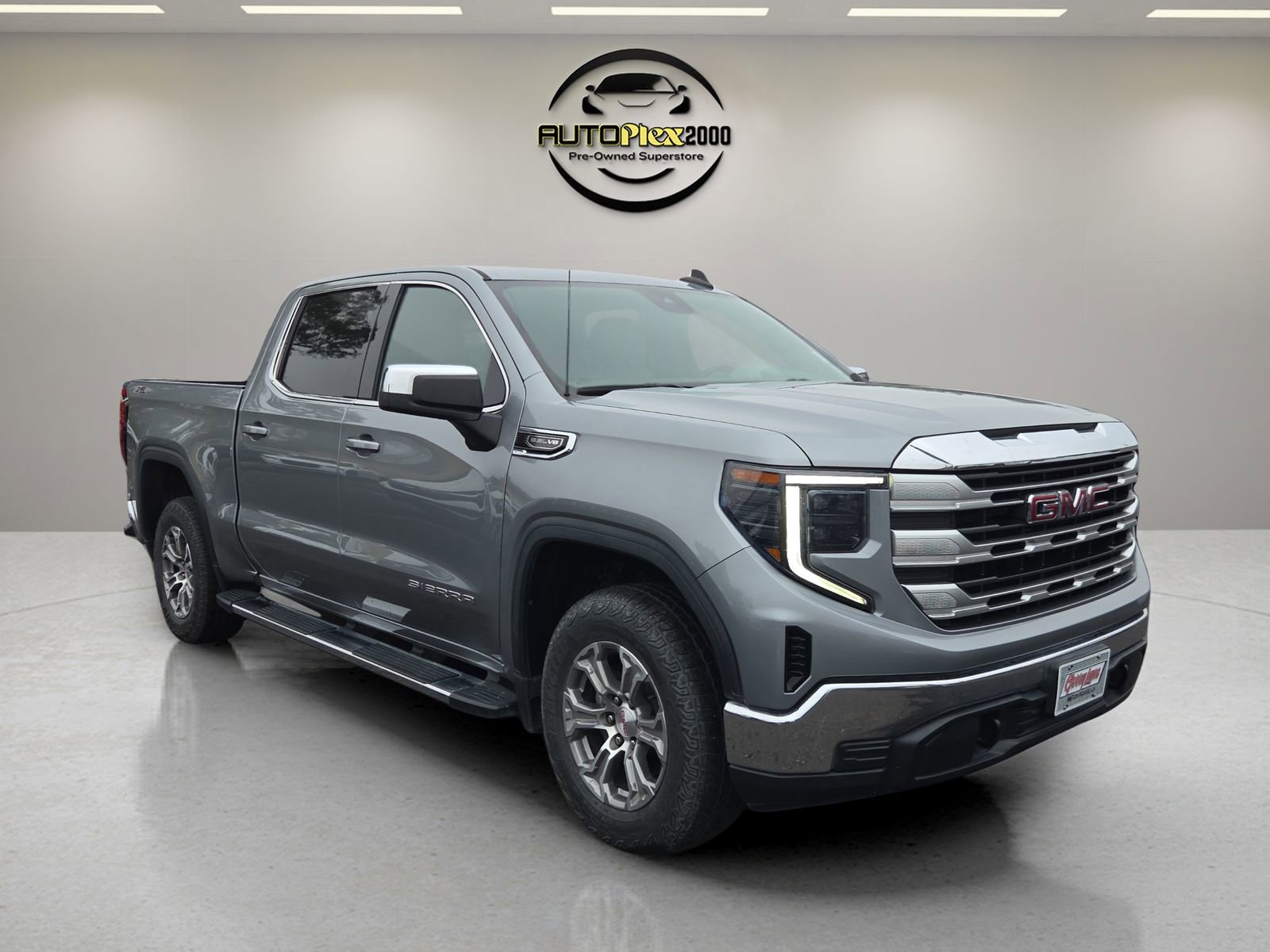 Used 2023 GMC Sierra 1500 SLE image 1