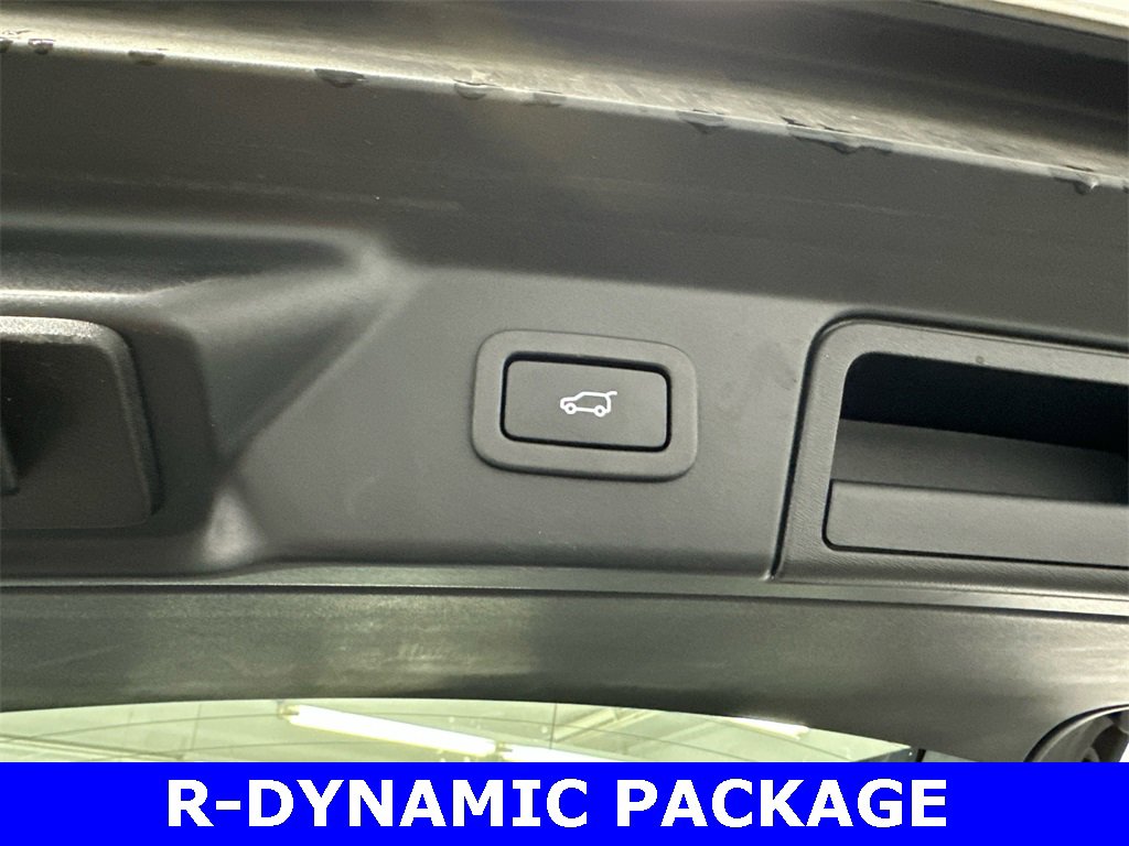 Used 2018 Land Rover Range Rover Velar R-Dynamic SE image 21