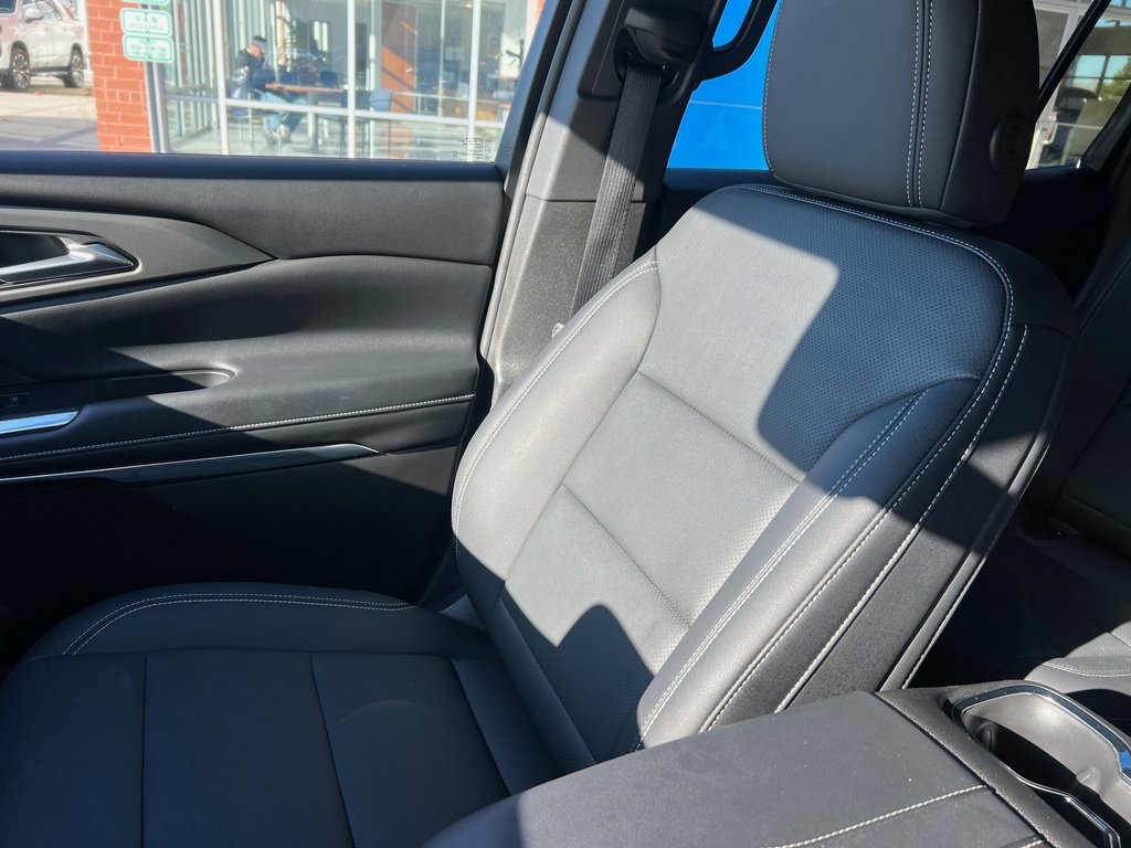 Used 2025 Chevrolet Traverse LT image 14