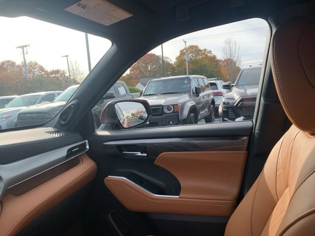 Used 2024 Toyota Highlander Platinum image 18