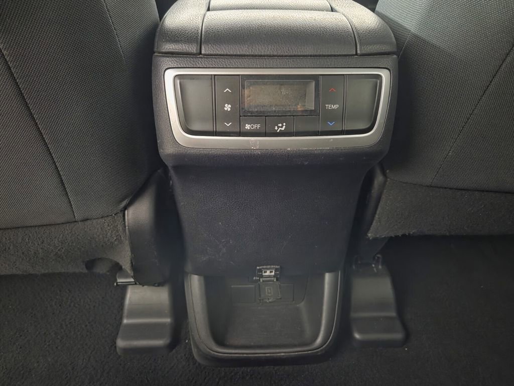 Used 2019 Toyota Highlander LE image 27