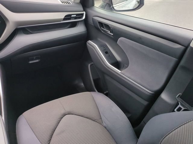 Used 2022 Toyota Highlander LE FWD image 18