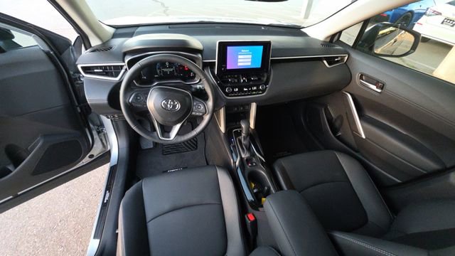 Used 2025 Toyota Corolla Cross XLE w/ Convenience Package image 19