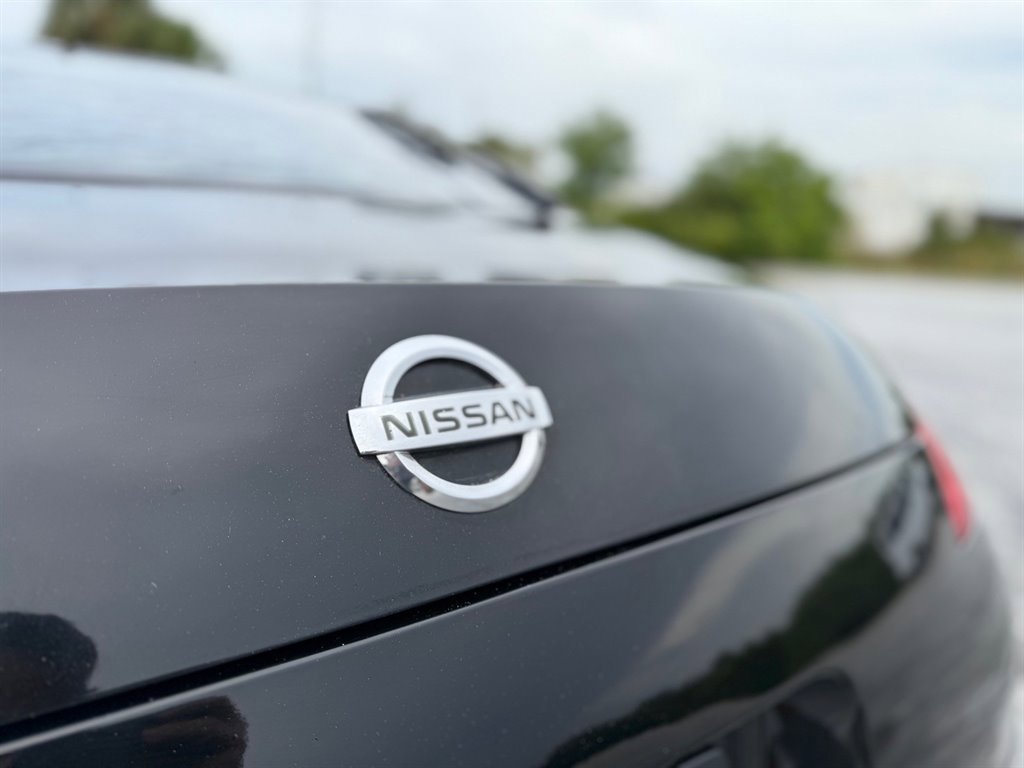 Used 2004 Nissan 350Z Enthusiast w/ Cargo Convenience Pkg image 9