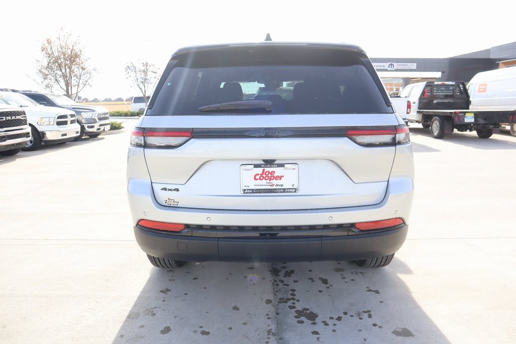New 2025 Jeep Grand Cherokee Altitude image 21