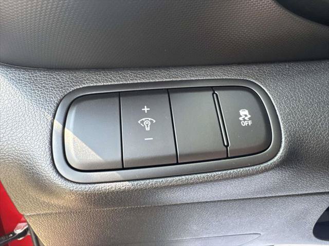 Certified 2025 Hyundai Venue Limited FWD image 18