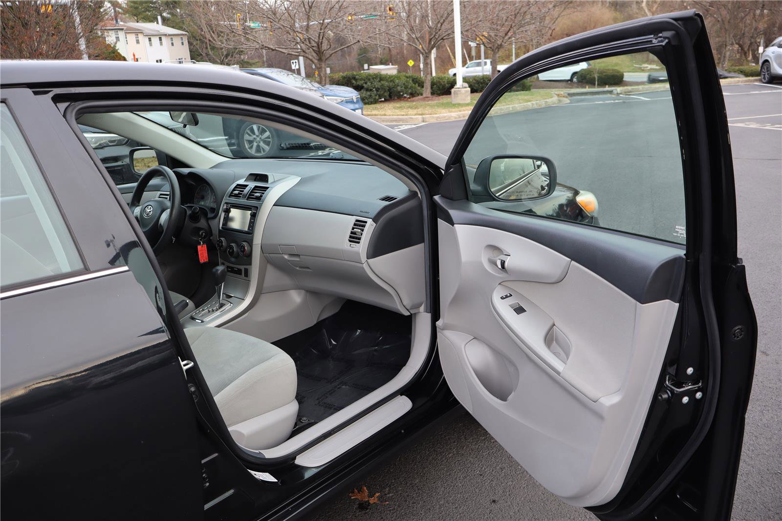 Used 2013 Toyota Corolla LE image 25