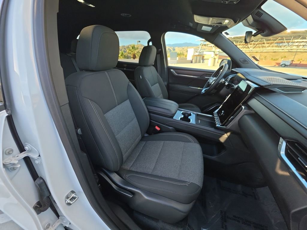 Used 2025 GMC Acadia Elevation image 29