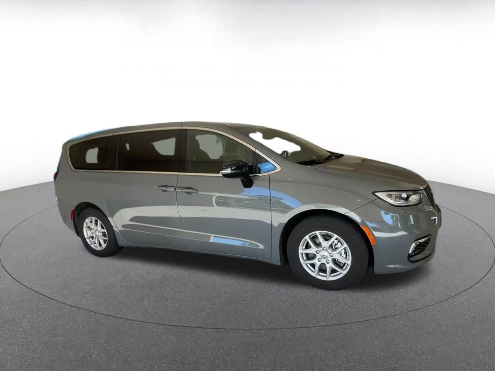 Used 2025 Chrysler Pacifica Select FWD image 2