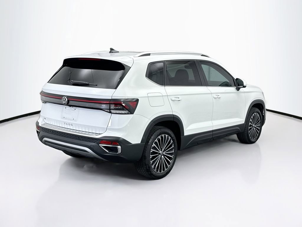 Used 2025 Volkswagen Taos SE w/ Panoramic Sunroof Package image 5