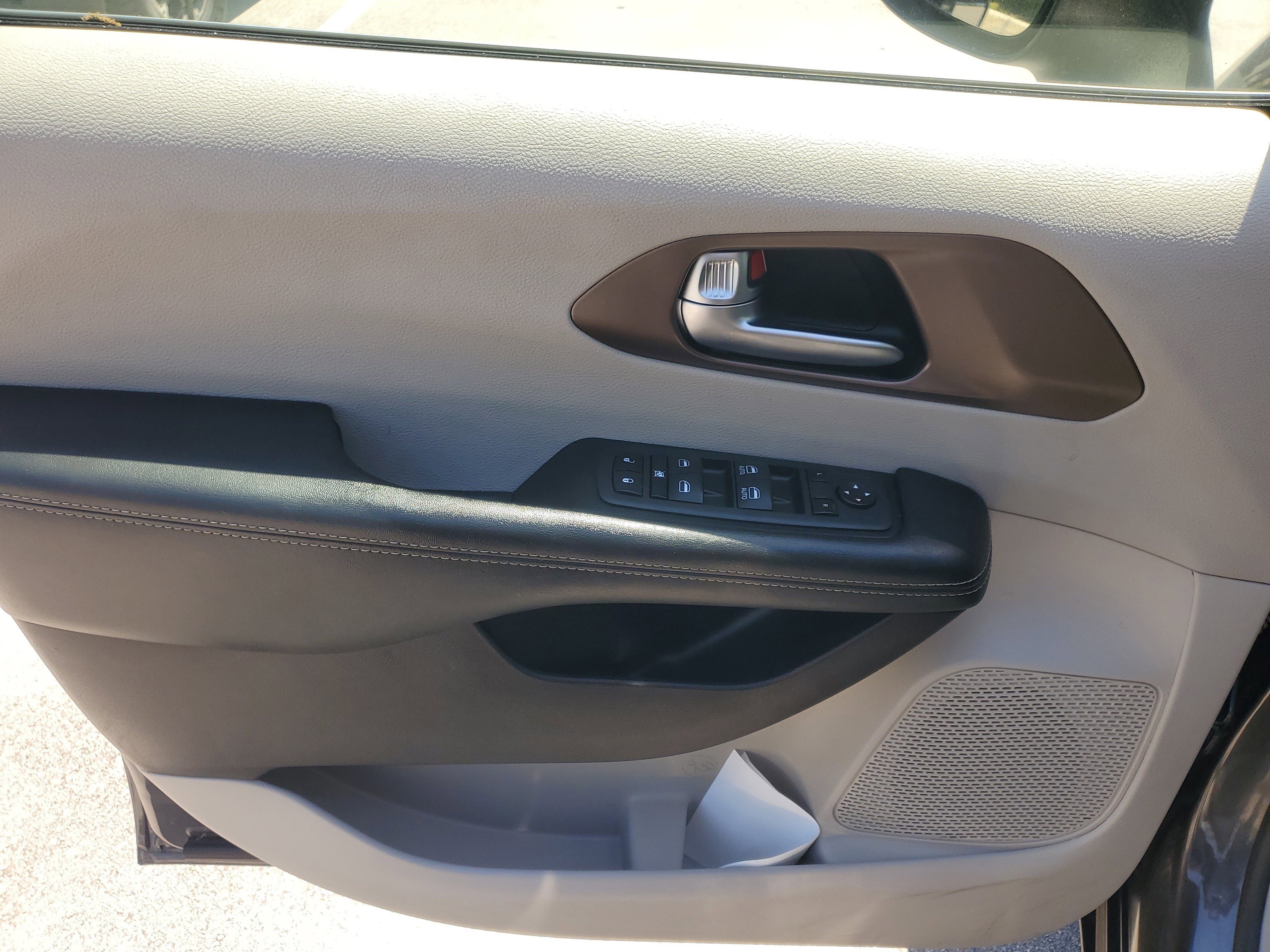 Used 2022 Chrysler Voyager LX image 19