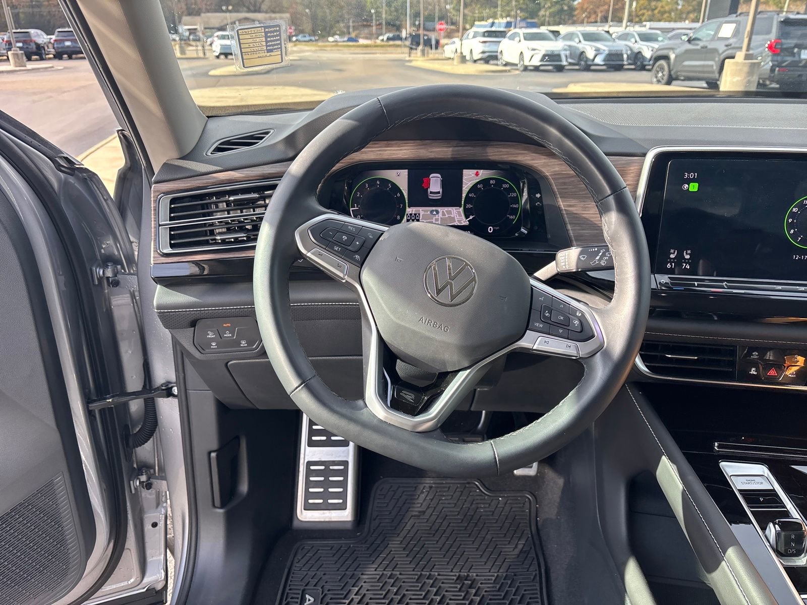 Used 2025 Volkswagen Atlas SEL Premium R-Line image 14