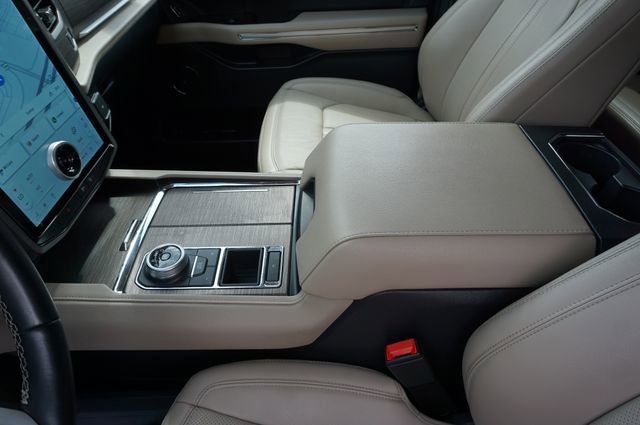 Certified 2022 Ford Expedition Limited image 32