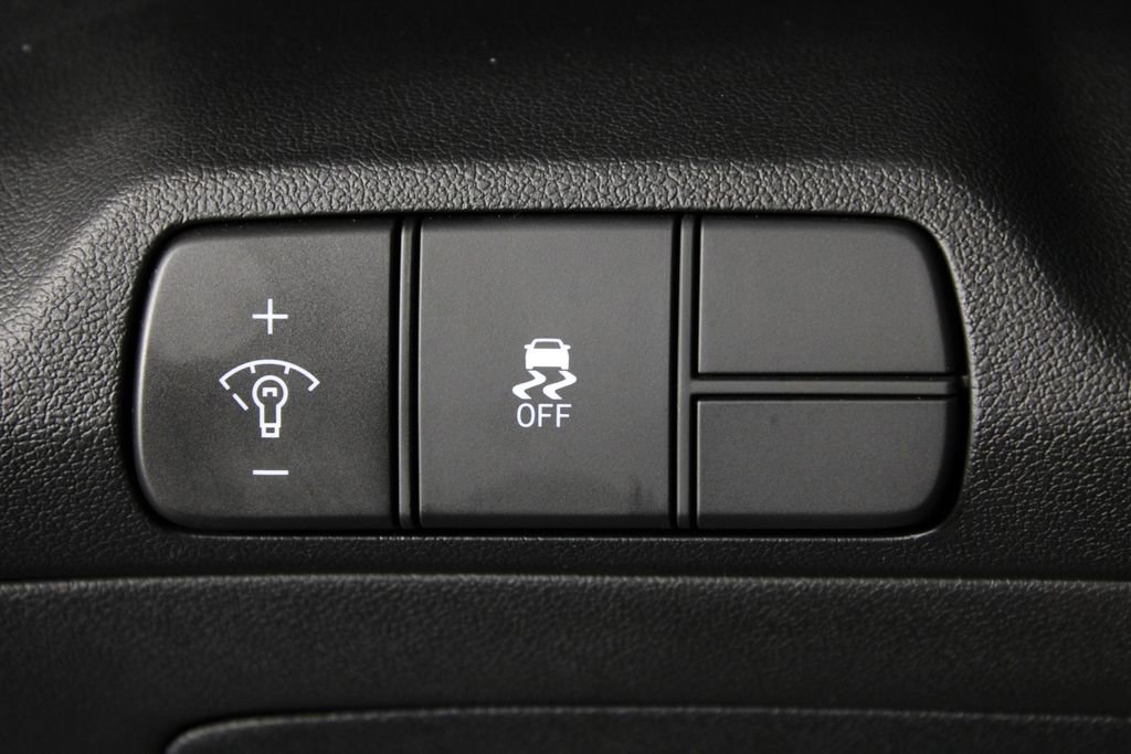 Certified 2025 Hyundai Elantra Sport image 24