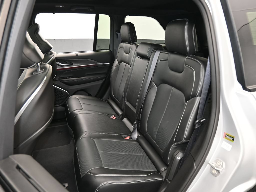 Used 2024 Jeep Grand Cherokee Overland w/ Luxury Tech Group IV AWD/4WD image 40
