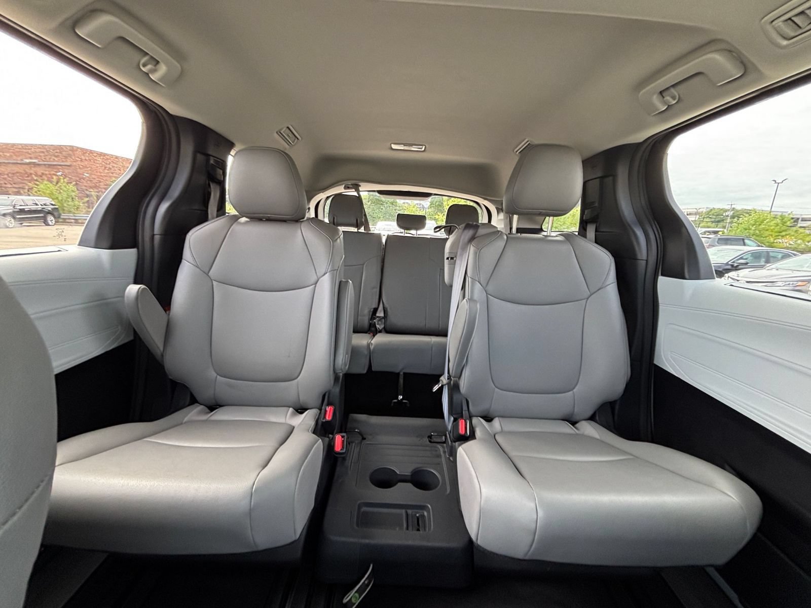 Used 2025 Toyota Sienna XLE FWD image 39