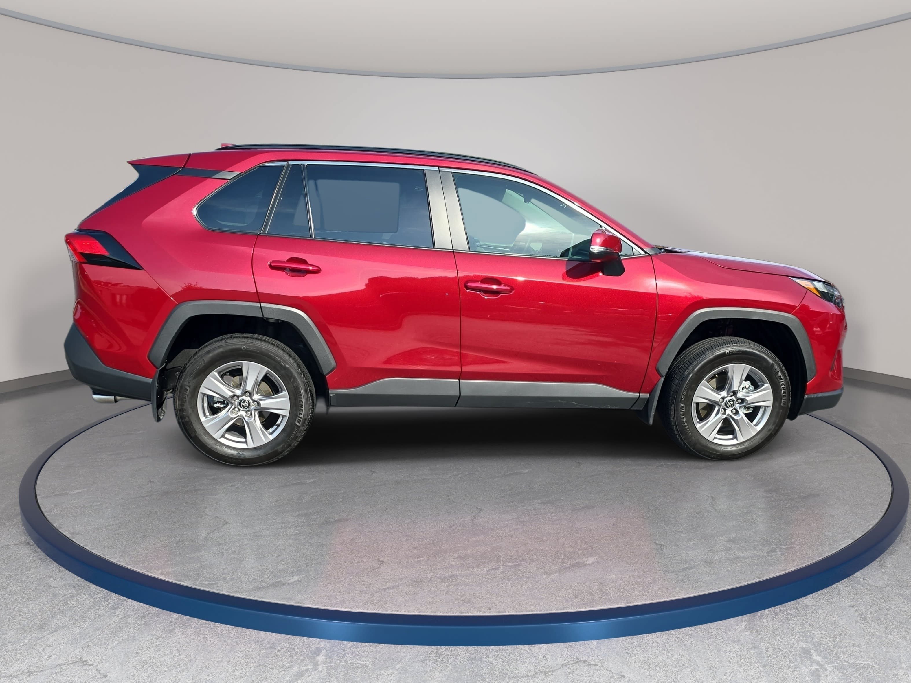 Used 2025 Toyota RAV4 XLE w/ Convenience Package FWD image 4
