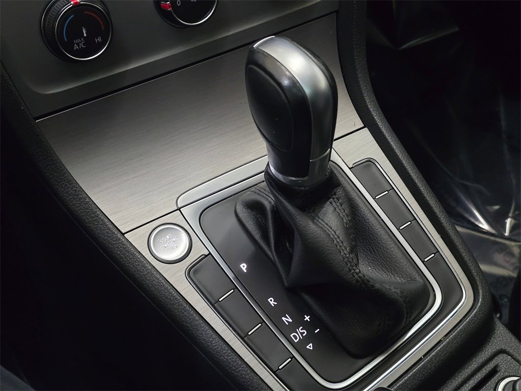 Used 2017 Volkswagen Golf Wolfsburg Edition image 32