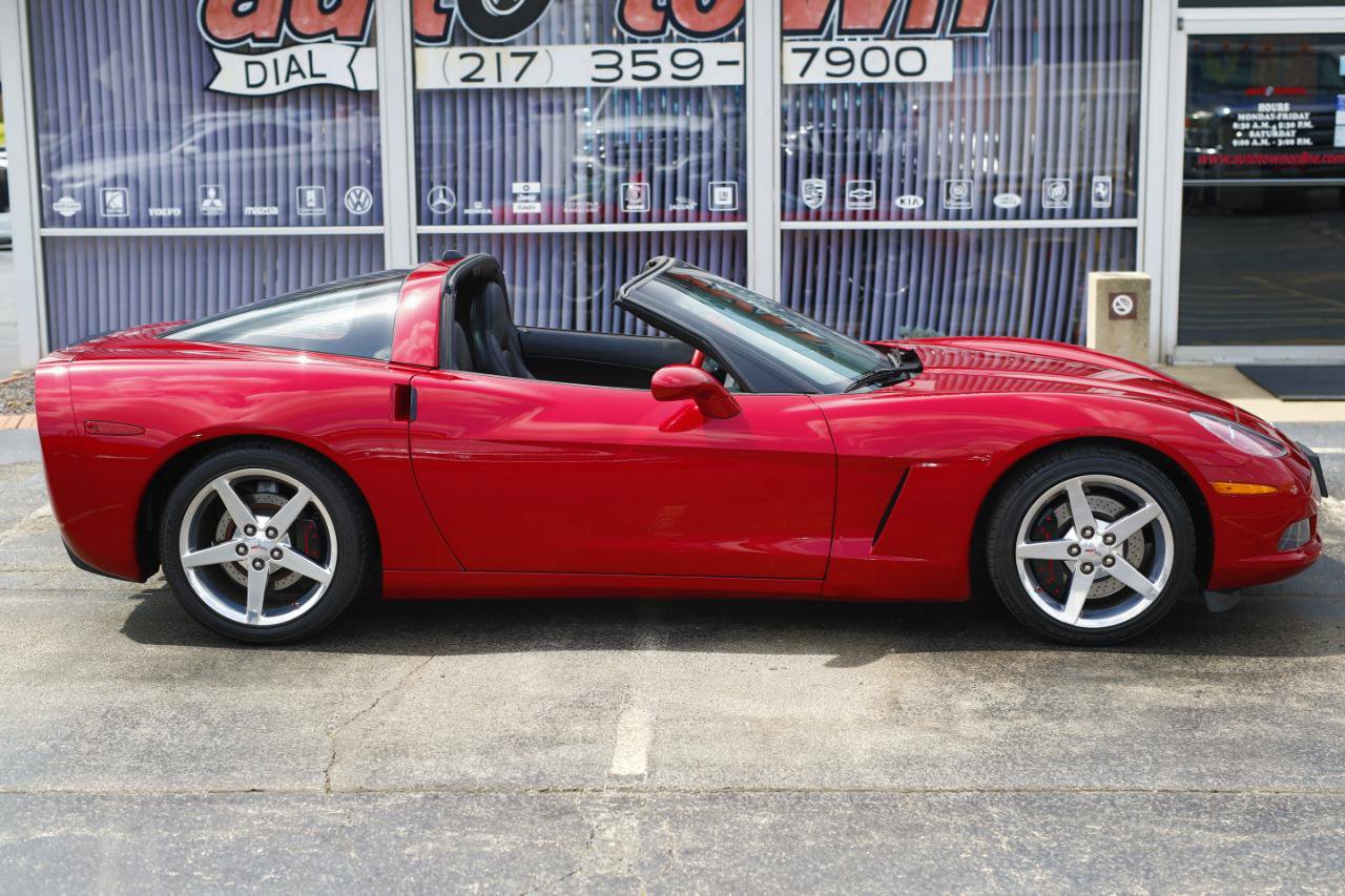 Used 2005 Chevrolet Corvette Coupe w/ Preferred Equipment Group RWD image 17