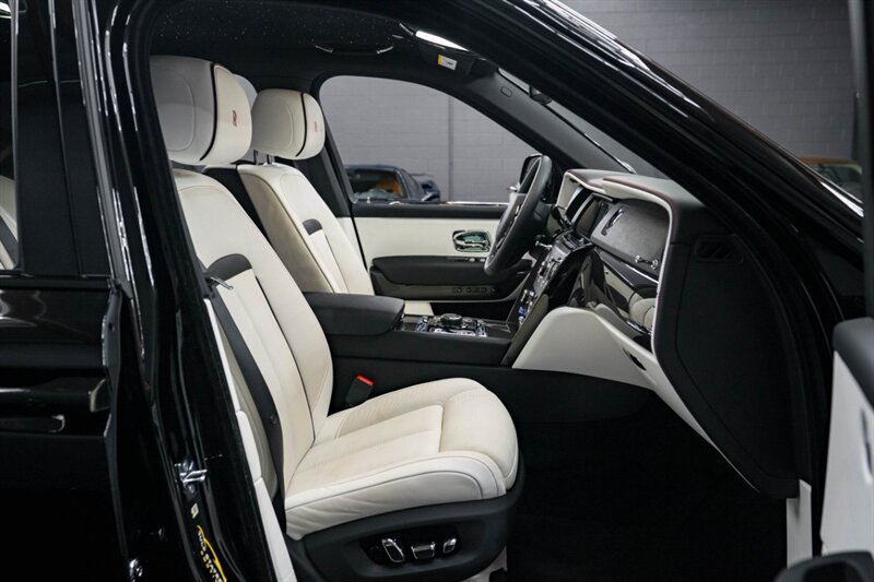 Used 2023 Rolls-Royce Cullinan Black Badge w/ Dark Exterior Package AWD/4WD image 19