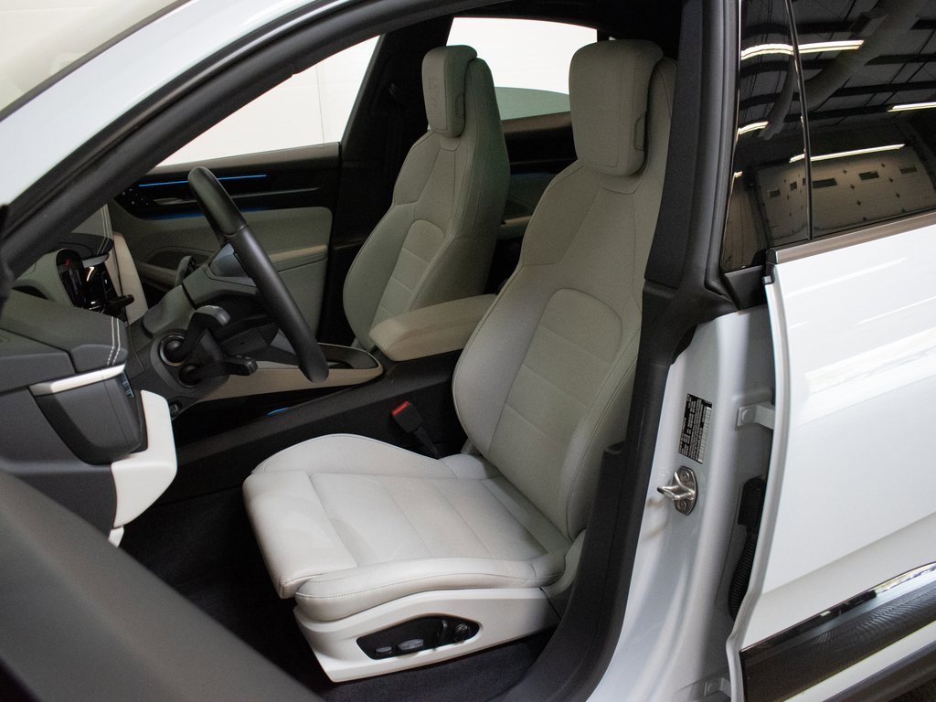 Certified 2025 Porsche Macan 4 Electric image 5