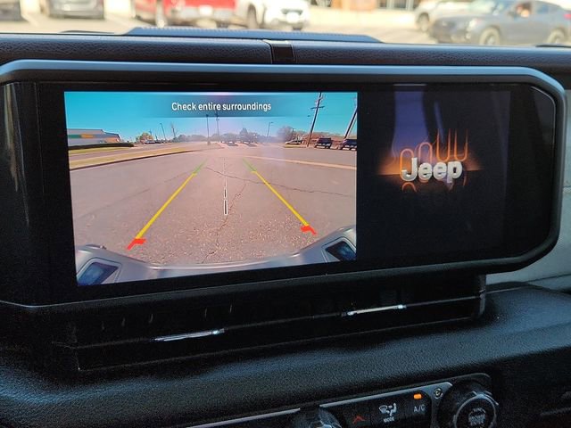 Used 2025 Jeep Gladiator Sport AWD/4WD image 17
