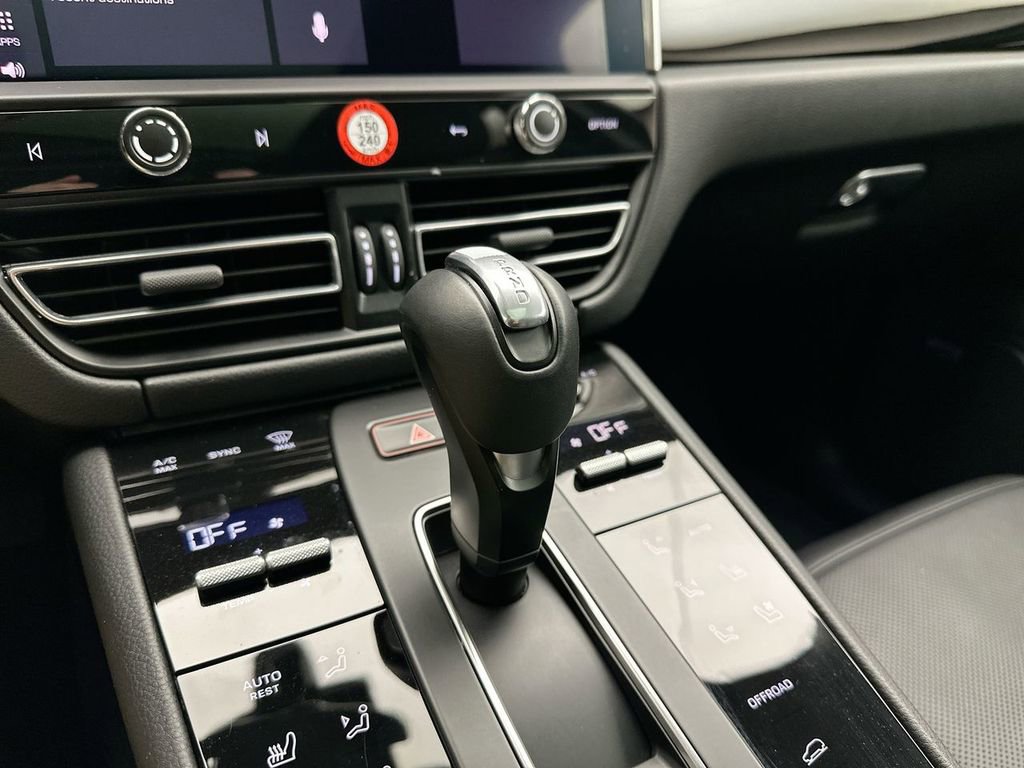 Used 2025 Porsche Macan image 12