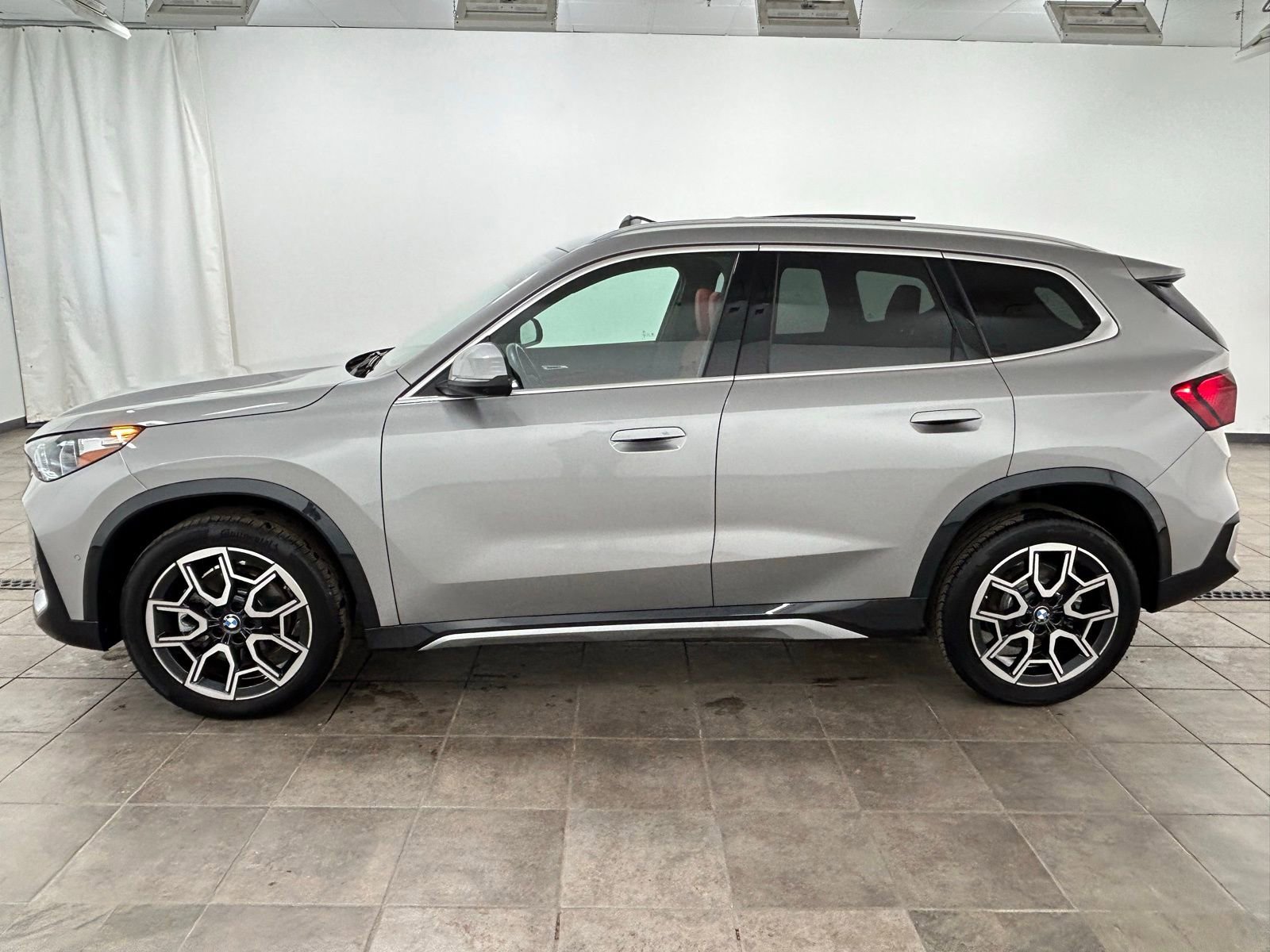 Used 2025 BMW X1 xDrive28i w/ Technology Package image 2