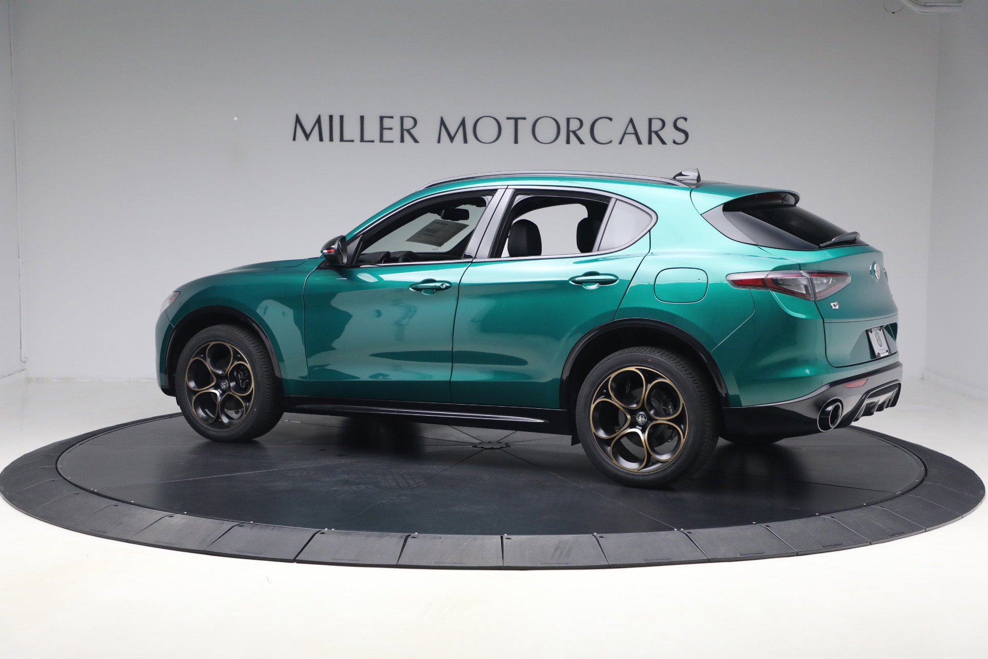 New 2025 Alfa Romeo Stelvio Sprint image 4